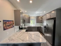 Fully appointed 2 bedroom carriage house in beautiful Penticton! Winter Rates! - Homestays