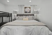 Luxury Cottage Directly Across from the Beach Hot Tub Center of Downtown-Private - Wifi