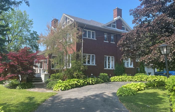 Jenny’s Suites, historic house in Welland, 20 minutes from Niagara Falls.