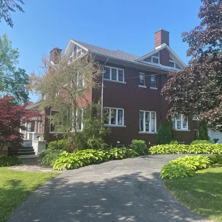 Jenny’s Suites, historic house in Welland, 20 minutes from Niagara Falls.