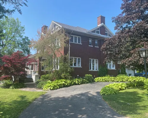 Jenny’s Suites, historic house in Welland, 20 minutes from Niagara Falls. Hotele w: Welland