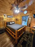 Tiny Hideaway Cabin mins. from Downtown Bryson City and Deep Creek National Park