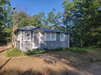 Sleep 6, Lakeview Cottage with private beach, boat dock & spectacular views. - Chalets