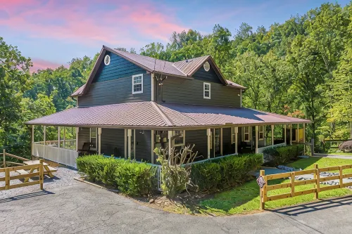 PRIVATE! 2 Miles To PF! Charming 4BR Farmhouse w/Hot Tub, PT, Fire Pit & VIEWS! - Farmhouses