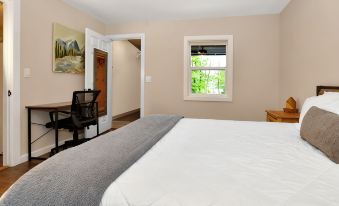 Walk to Beach - Pet friendly Cabin w/ Workspace
