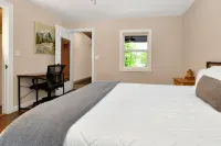 Walk to Beach - Pet friendly Cabin w/ Workspace