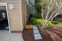 New! Condo centrally located in ViBe district - Jacuzzi