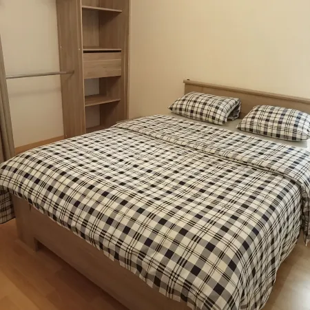 Lovely House with Private Parking/Covered Terrace Close to Beaches and Amenities. Отели в г. Дуарнене