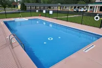 Colonial House Motor Inn - Pools