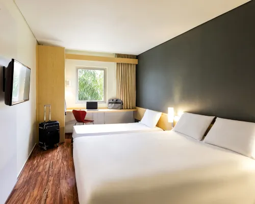Ibis Monterrey Valle Hotels near Obispado Museum