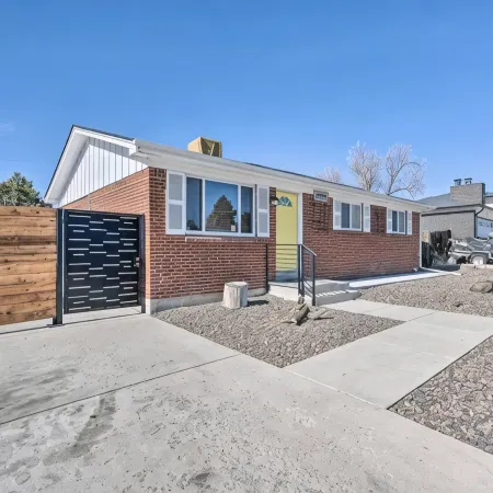 Vibrant  Pet and Family friendly fully fenced yard great location