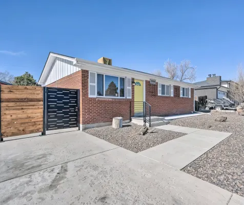 Vibrant  Pet and Family friendly fully fenced yard great location