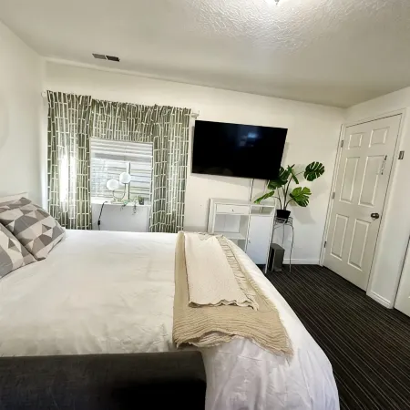 Hawaiian Sunshine 1-bedroom house in welcoming Provo with AC, WiFi