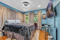 Celebrity Owned, 1800 sq. Feet, 3 Bdrm./2.5 Bath Art Filled Beachfront Property.
