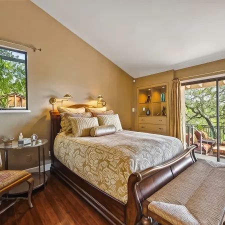 Amazing Get-Away! Enjoy the Views! Relax on Deck or by Pool. Minutes to Plaza.
