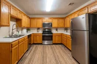 Townhome with a peaceful, soothing vibe, featuring KING and QUEEN size beds - Kitchenette
