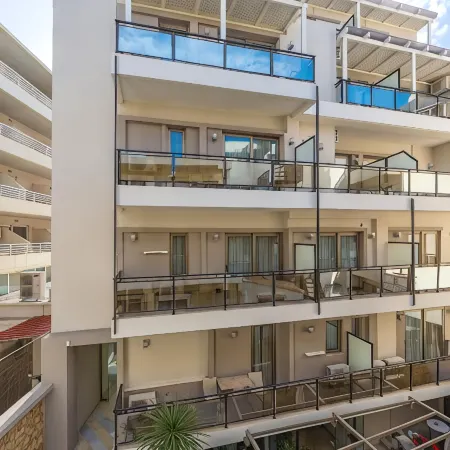 Leonidas Hotel & Apartments