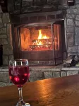 Adventurer's  Lodge, a charming 3-bedroom cabin with WiFi in quiet Lansing, WV. - シャレー