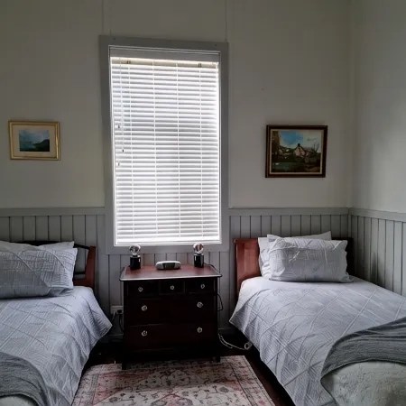 Heritage Timber Cottage - close to shops & amenities