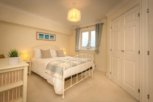 Seaviews Sovereign Harbour - adults-only apartment with stunning water views - balcony