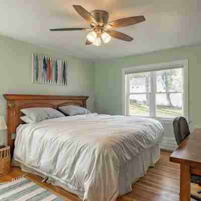 A spacious modern elegant 3 bedroom Ranch, Whole House located in South Nashua. Rooms
