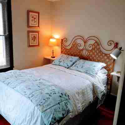 2 blocks to North Chattanooga revitalized riverfront restaurants and bars. Rooms