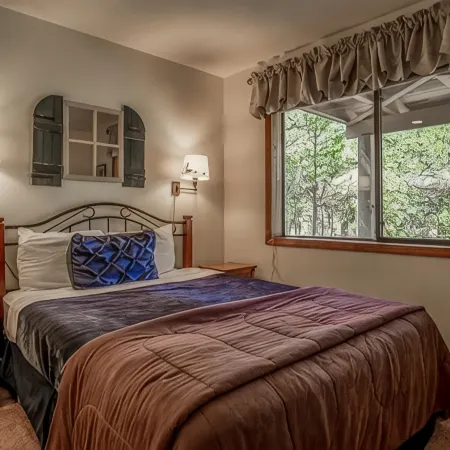 Cozy Sunriver Home w/ AC, Fireplace, HotTub, 8 SHARC Passes, Outdoor Heaven