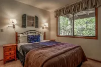Cozy Sunriver Home w/ AC, Fireplace, HotTub, 8 SHARC Passes, Outdoor Heaven - บูติค