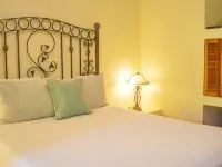 Private suite 102 with beautiful gardens, shared pool and BBQ area! Hotels in Dominical