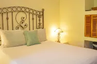 Private suite 102 with beautiful gardens, shared pool and BBQ area! - Wi-Fi