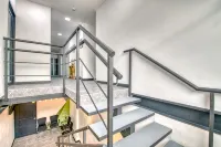 Stylish Downtown Studio Apartment with Patio & A/C! - appartements de vacances