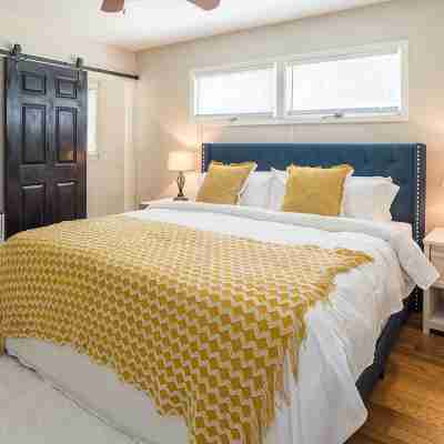 Comfy and Spacious Hamilton Hills Home with Game Room Rooms