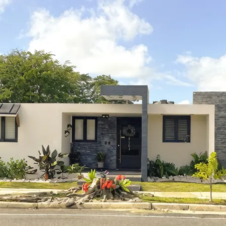 Charming 4-bedroom house w private pool, 7min from airport, close to restaurants