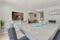 Luxury 4Bedroom Home with Pool, Mini Golf & Movie Theater - 3 ดาว