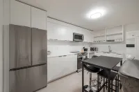 Modern, new suite close to trails, mountains and beaches - 3-Star