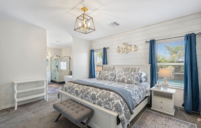 New 4 BR Brand new Heated Pool & Spa plus 2nd therapeutic Spa Putting Green!