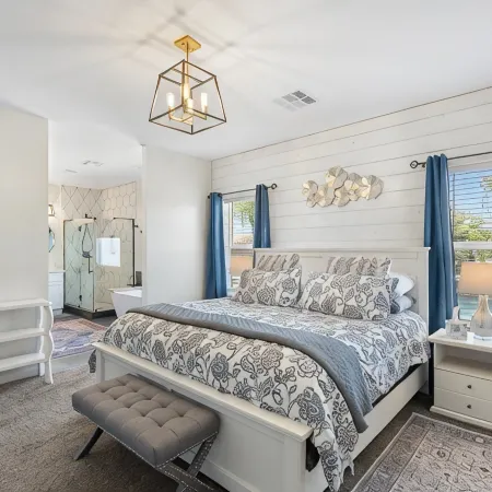 New 4 BR Brand new Heated Pool & Spa plus 2nd therapeutic Spa Putting Green!