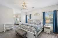 New 4 BR Brand new Heated Pool & Spa plus 2nd therapeutic Spa Putting Green!