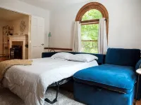 Private Retreat w/Pool, Hot Tub & Fire Pit, Perfect for Groups! Hotéis em Warwick