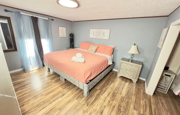 2 Bedrooms, 3 Beds, 2 Bathrooms Cozy House by the Bay.