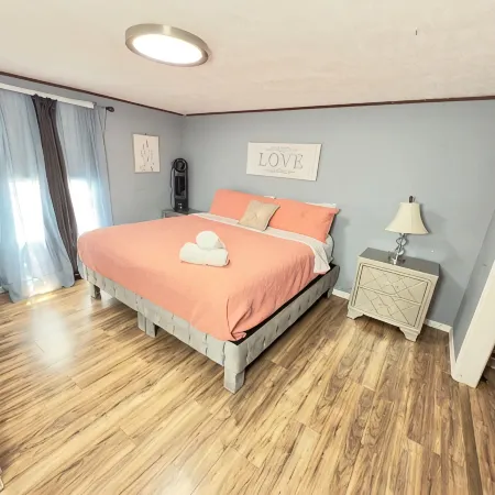2 Bedrooms, 3 Beds, 2 Bathrooms Cozy House by the Bay. Hotels in Bacliff