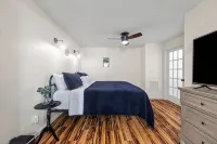 White Squirrel: Charming 2-bed & 2-bath BNB w/Private Parking & Walk to Downtown - 4-Star