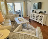 Direct Ocean Views from your bed & screened-in deck.Pet friendly! 2br 2bth - 3-stjärniga