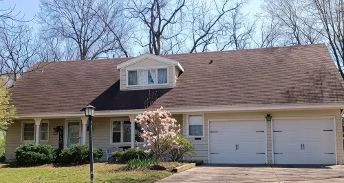 Family Home, walk to Downtown Overland Park! - balcón