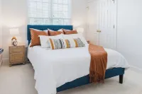Cozy 4-Bedroom Raleigh Retreat. Home Theater. Furnished Deck. 15 Min to Downtown - บังกะโล