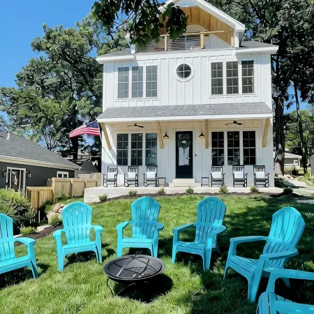 Lakefront Haven: Waterfront Oasis with Dock, Spacious Swim Pier & Pano Lake view