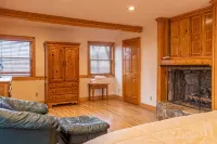 Long-Range Mtn Views, Huge Deck, Spa, Play Room, 1 Mile to Ski Resort & Trails - バルコニー