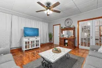 Centrally located, cozy, cottage style home in Paris, Arkansas. - Wifi