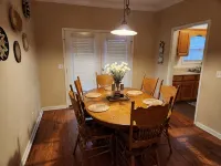 11. Spacious Lakeview home, King bed, minutes to downtown, shopping, boat ramps - 3성급