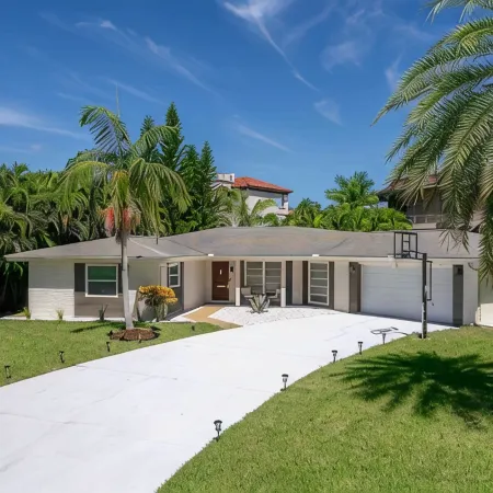 Newly renovated classic villa in exclusive neighborhood.